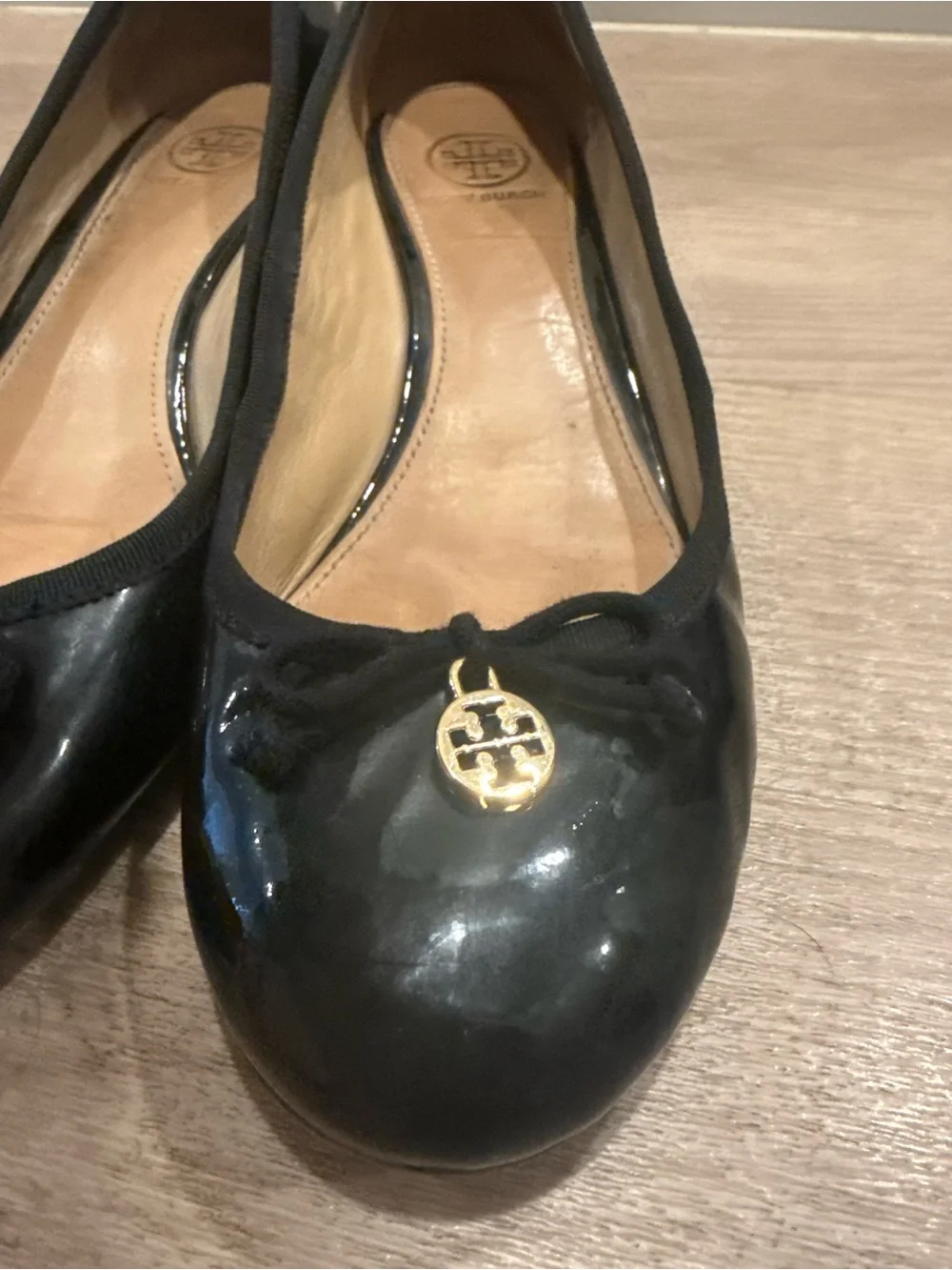 Tory Burch Chelsea Patent Leather Charm Wedge Pumps Black Size 8